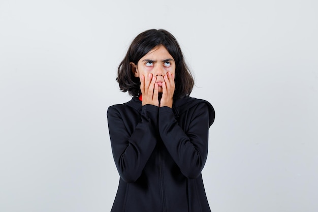 Free photo expressive young girl posing in the studio