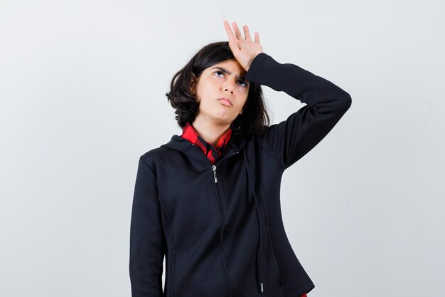 Free photo expressive young girl posing in the studio