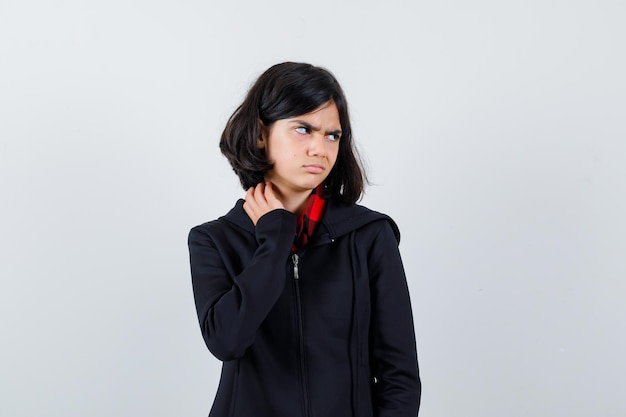 Ragazza espressiva in posa in studio