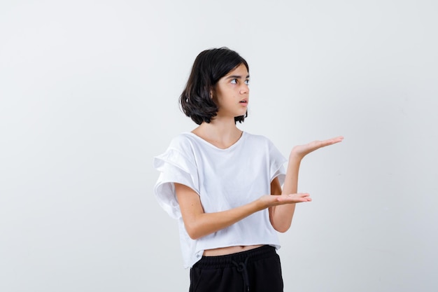 Ragazza espressiva in posa in studio