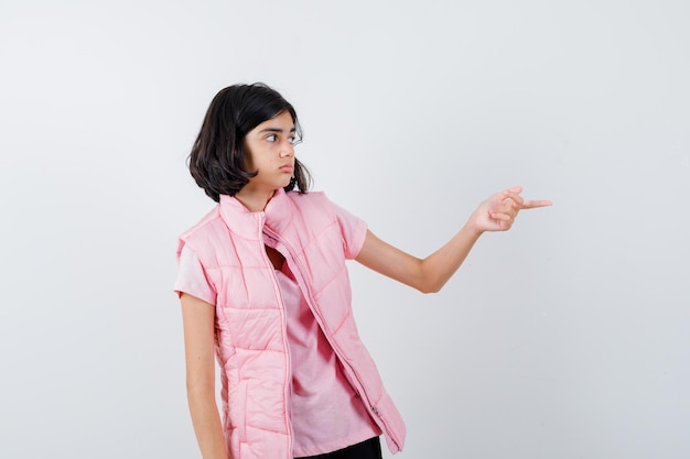 Ragazza espressiva in posa in studio