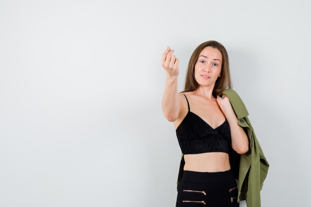 Free photo expressive young girl posing in the studio