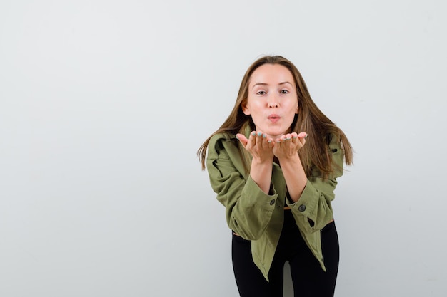 Free photo expressive young girl posing in the studio