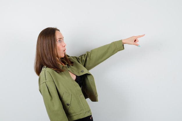 Free photo expressive young girl posing in the studio