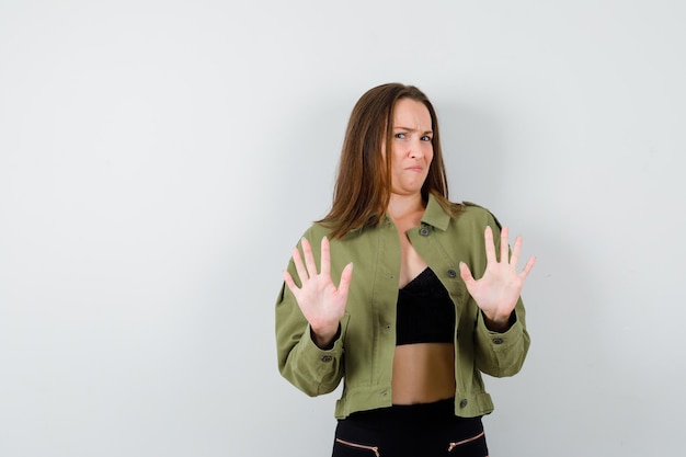 Free photo expressive young girl posing in the studio