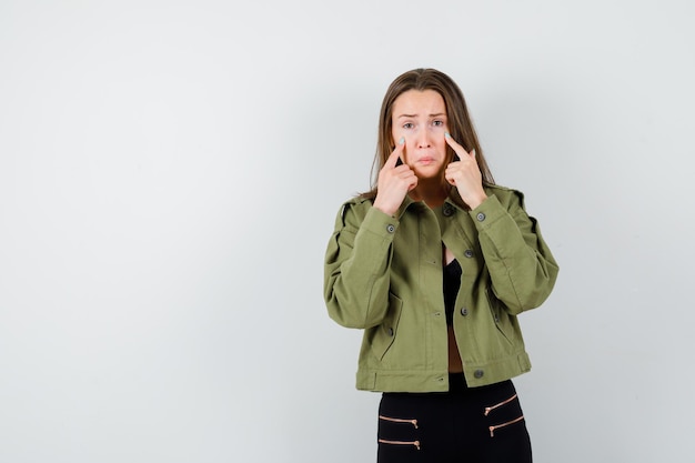 Free photo expressive young girl posing in the studio