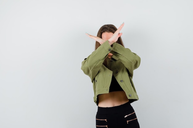 Free photo expressive young girl posing in the studio