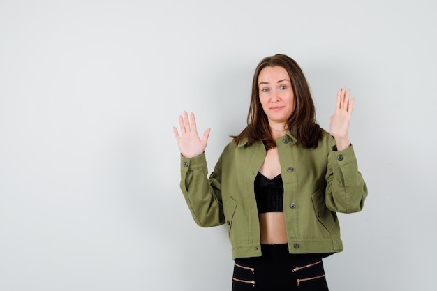 Ragazza espressiva in posa in studio