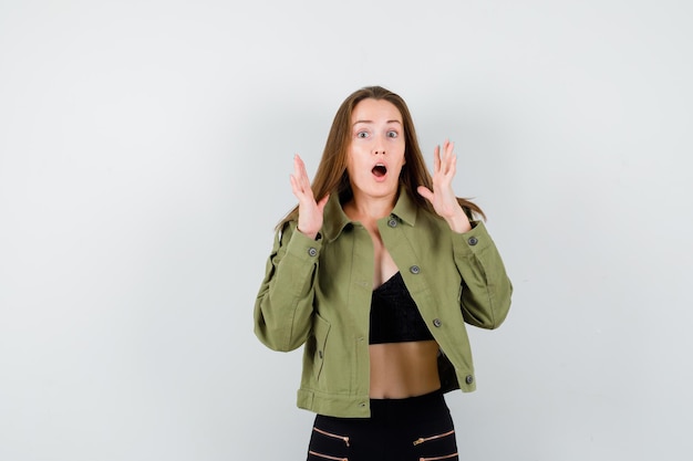 Free photo expressive young girl posing in the studio