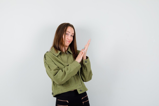 Free photo expressive young girl posing in the studio