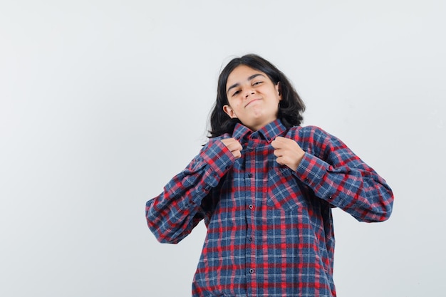 Free photo expressive young girl posing in the studio