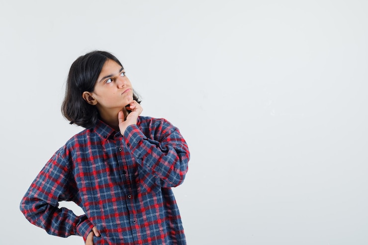 無料Photo スタジオでポーズをとる表情豊かな少女