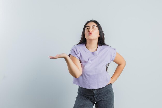 スタジオでポーズをとる表情豊かな少女