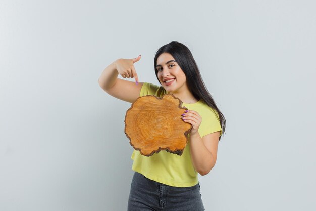 Ragazza espressiva in posa in studio