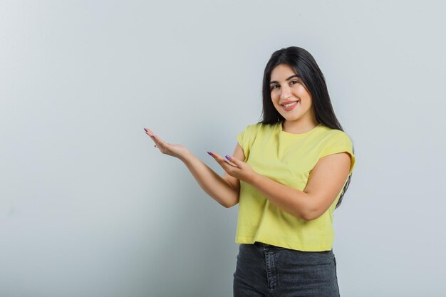 スタジオでポーズをとる表情豊かな少女