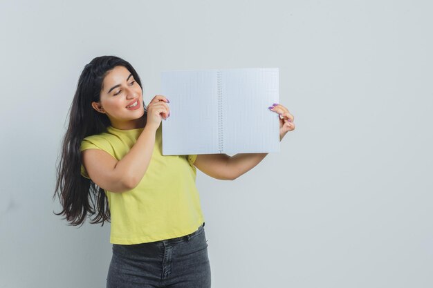 Free photo expressive young girl posing in the studio