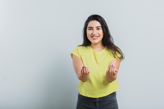 スタジオでポーズをとる表情豊かな少女