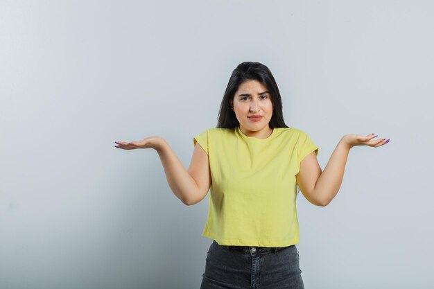 スタジオでポーズをとる表情豊かな少女