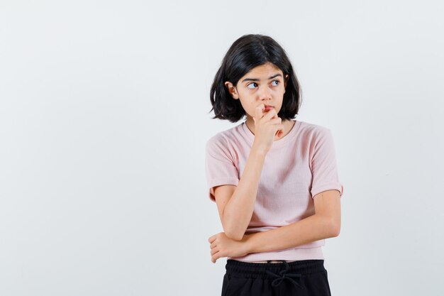 Free photo expressive young girl posing