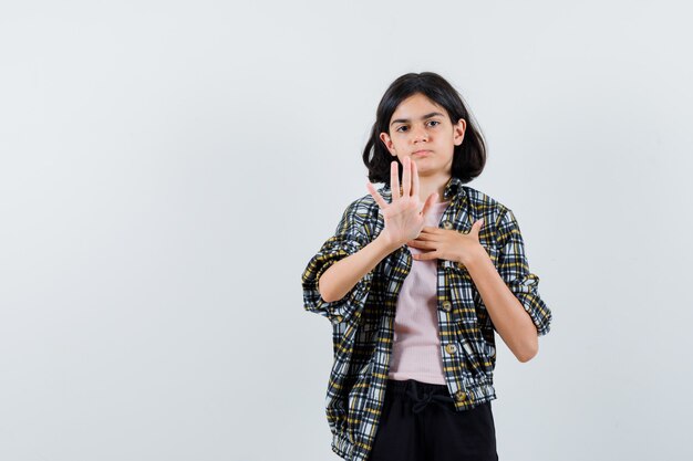 表情豊かな少女のポーズ