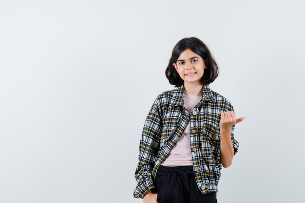 Free photo expressive young girl posing