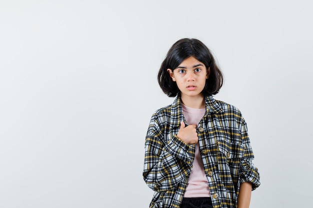 Free photo expressive young girl posing