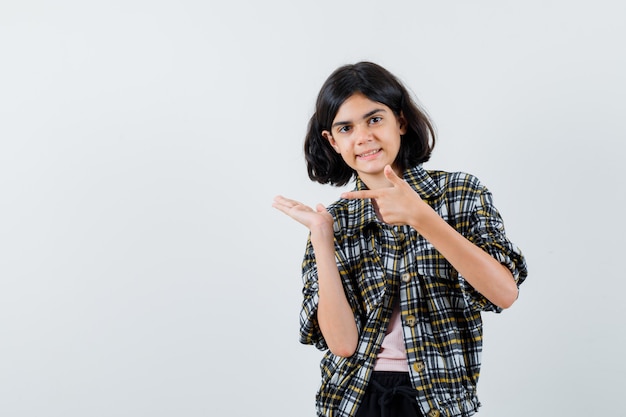 Free photo expressive young girl posing