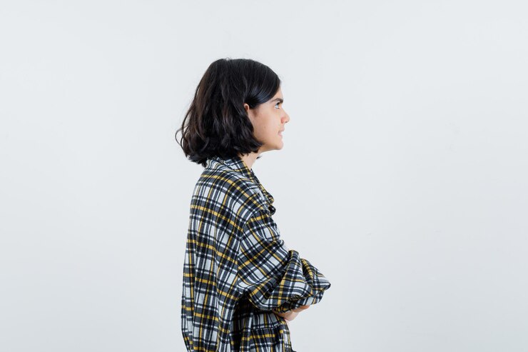 무료 Photo 표현력 있는 젊은 소녀가 포즈를 취하고 있습니다.