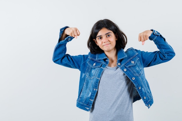 Free photo expressive young girl posing