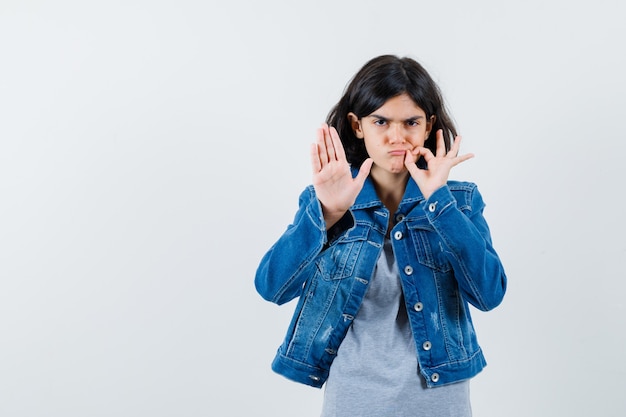 Free photo expressive young girl posing