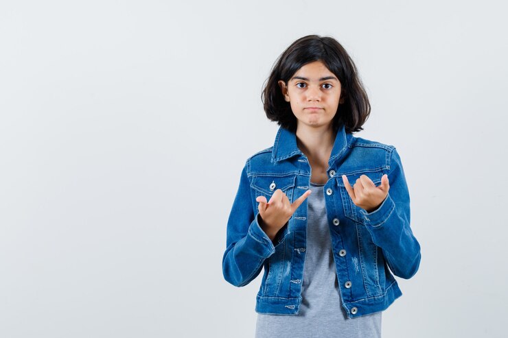 Free Photo expressive young girl posing