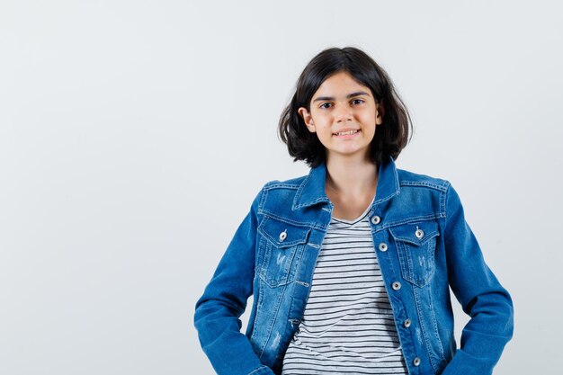 Free photo expressive young girl posing