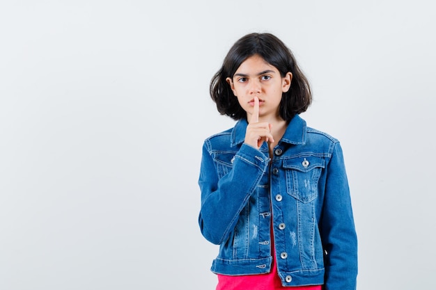 Free photo expressive young girl posing