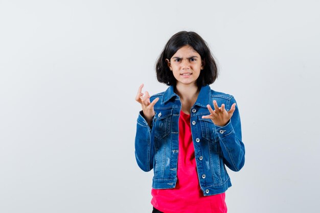 Free photo expressive young girl posing