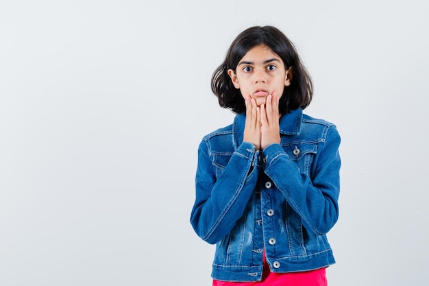 Free photo expressive young girl posing