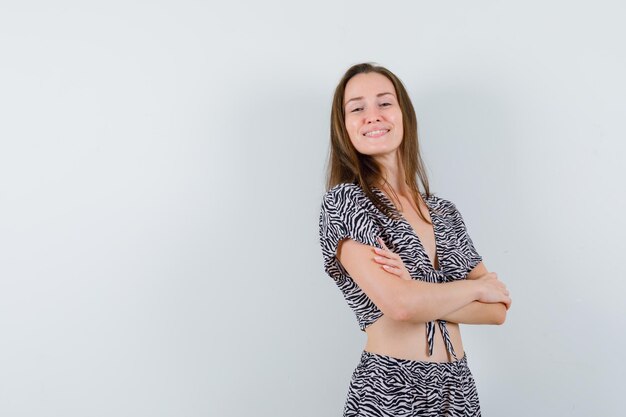 表現力のある若い女の子がポーズをとっている