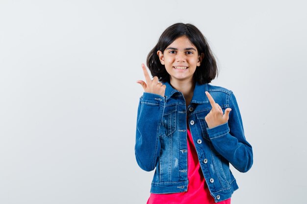 Free photo expressive young girl posing