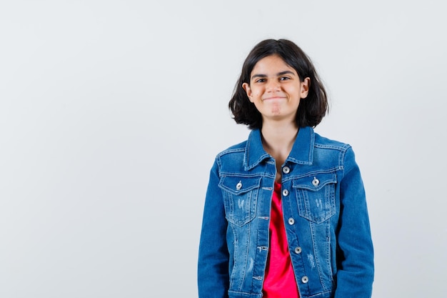 Free photo expressive young girl posing