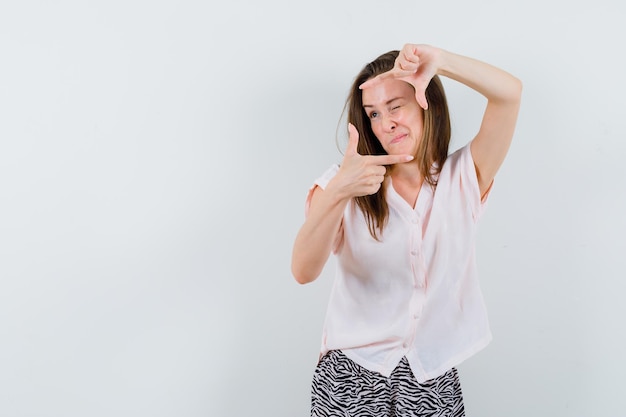 Free photo expressive young girl posing