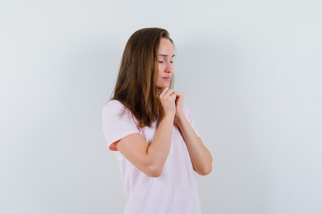 Free photo expressive young girl posing