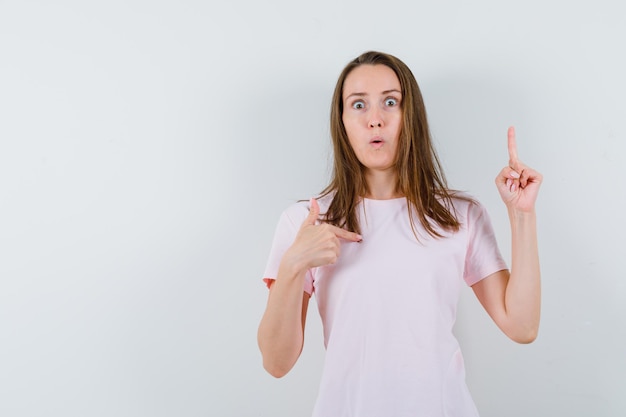 Free photo expressive young girl posing