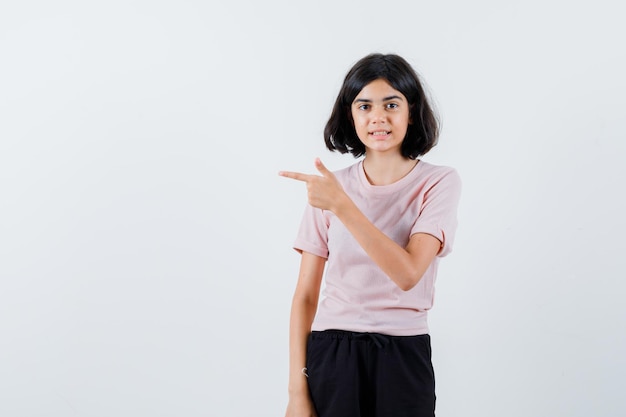 Free photo expressive young girl posing