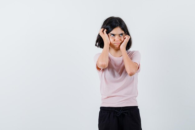 Free photo expressive young girl posing