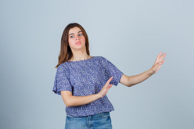 Free photo expressive young girl posing