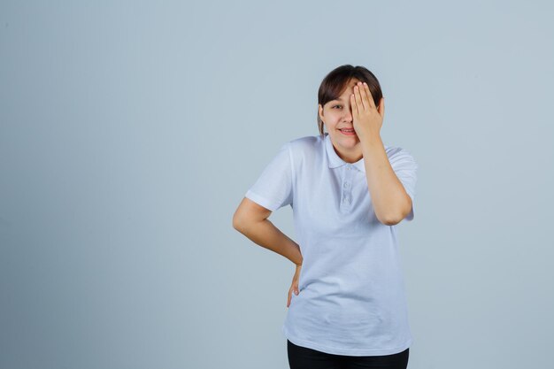 表情豊かな少女のポーズ