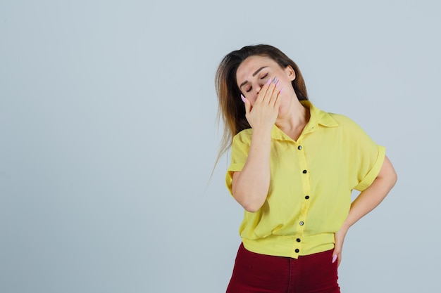 Free photo expressive young girl posing