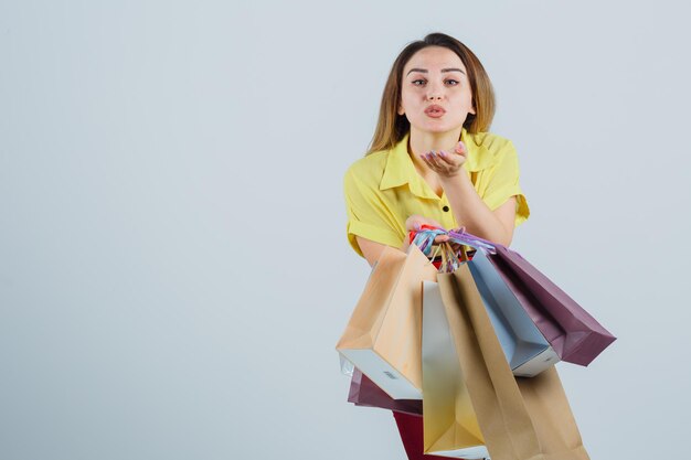 Free photo expressive young girl posing