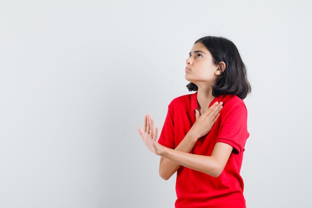 Free photo expressive young girl posing