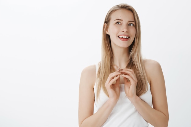 Foto gratuita giovane ragazza espressiva con capelli biondi