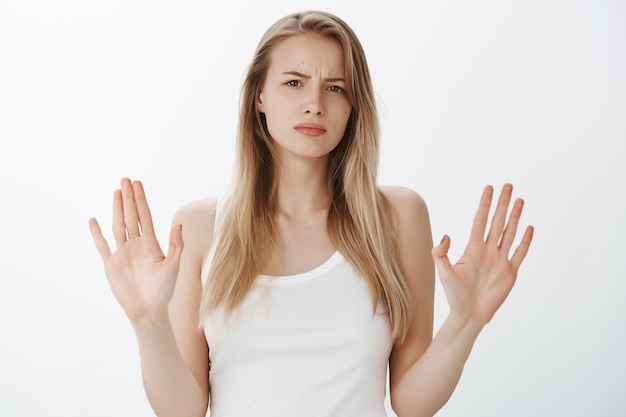 Giovane ragazza espressiva con capelli biondi